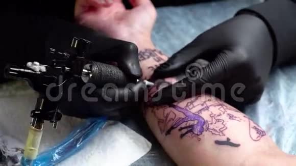 纹身师用纹身机做纹身视频的预览图