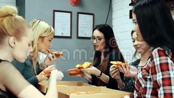 一群年轻女人一起吃披萨视频的预览图