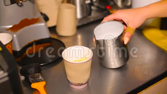 咖啡师在外卖杯里准备拿铁咖啡牛奶效应视频的预览图