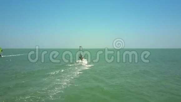 冲浪者在蓝天下航行到地平线视频的预览图