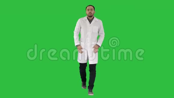 疲惫的医生走在绿色屏幕上Chroma键视频的预览图