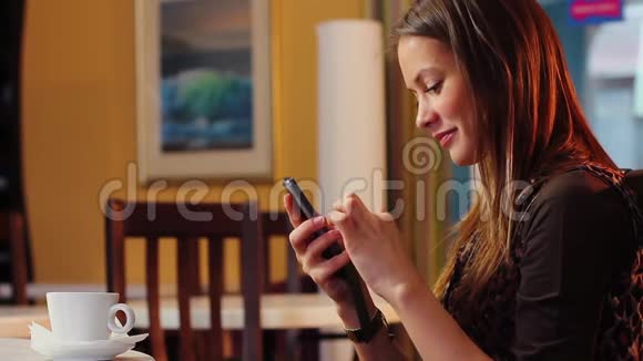 年轻的成年女性打字手机约会视频的预览图
