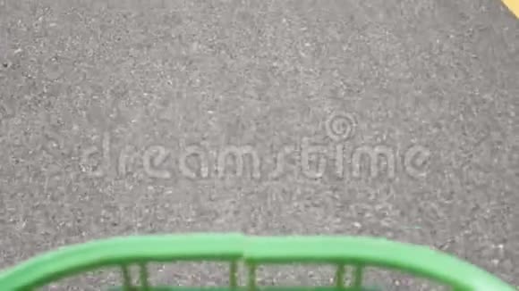 自行车篮景在路上晃动视频的预览图