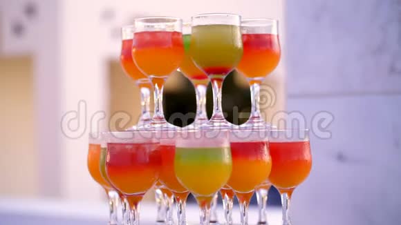 鸡尾酒会一种由五颜六色的饮料设计的鸡尾酒玻璃酒杯中的鸡尾酒原始的酒精和非酒精视频的预览图