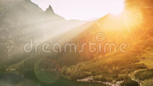 波兰塔特拉国家公园著名的山脉湖莫尔斯基奥科或海眼湖在夏季傍晚美丽的日落视频的预览图