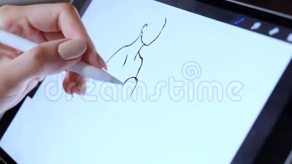 年轻的亚裔女性专业设计师使用平面平板电脑视频的预览图