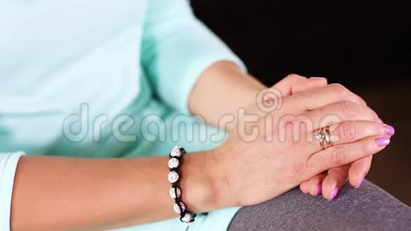 女人的手手势会说话的女人面谈视频的预览图