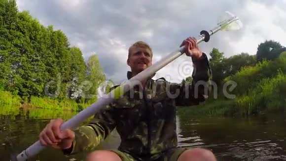 男性游客在河上皮划艇动作摄像度假慢动作视频的预览图