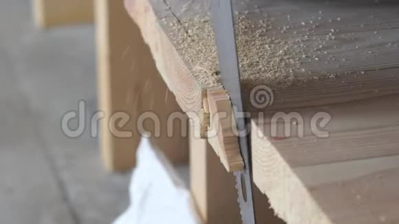 建筑工程一个人锯木地板视频的预览图