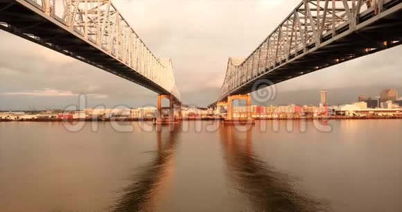 新奥尔良在密西西比河上的公路大桥下的空中景色视频的预览图