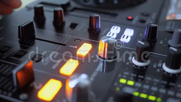 关闭手增加DJ仪器的声音移动Fade视频的预览图