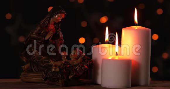 带蜡烛的耶稣宝宝的圣诞场景视频的预览图