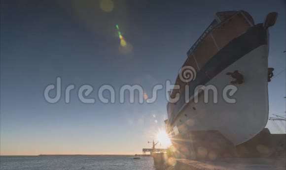 日落时通过拉祖里斯号老船在图帕塞港的水域景观视频的预览图