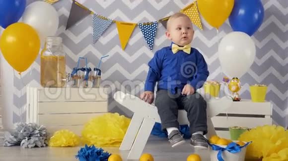 严肃的男婴微笑生日派对装饰视频的预览图
