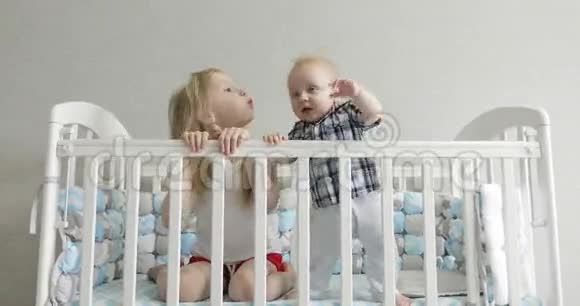 快乐的孩子在婴儿床上玩得开心视频的预览图