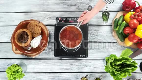 烹饪台面罗宋汤视频的预览图