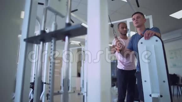 年轻的男性正在健身房做力量锻炼身体健康的生活方式视频的预览图