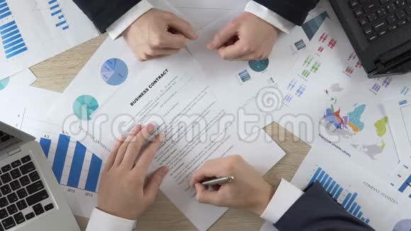 商务人士签署商务合同男士握手视频的预览图