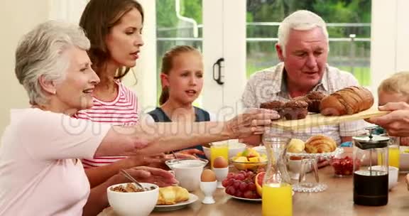 幸福的家庭一起吃早餐视频的预览图