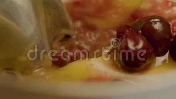 搅拌机投入混合水果浆果视频的预览图
