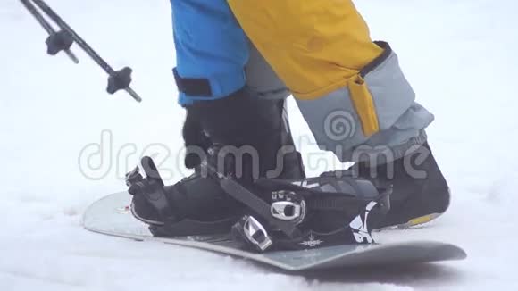 滑雪板固定滑雪靴视频的预览图