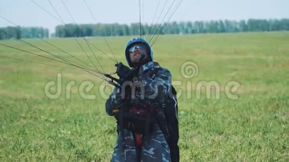 人类正准备乘滑翔伞飞行晴天滑翔伞飞行前的人在人类滑翔伞之前视频的预览图