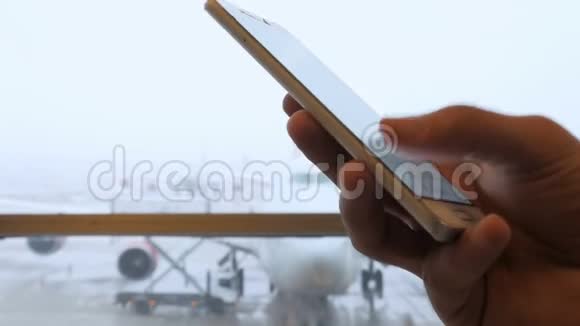 机场智能手机背景飞机上的手写信息视频的预览图