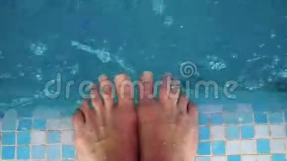 女性在清新泳池中双脚分开视频的预览图