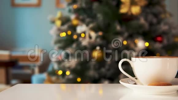 美味的圣诞咖啡背景新年树视频的预览图