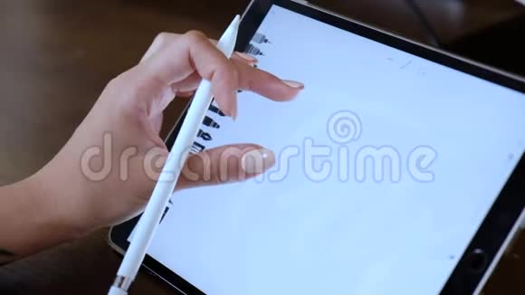 年轻的亚洲女性专业设计师使用平面平板电脑视频的预览图