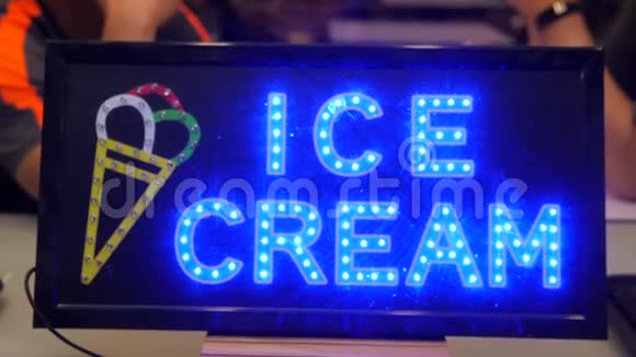 闪烁的LED冰淇淋店街广告标志视频与博克效应4K视频的预览图