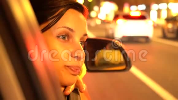 幸福的女人倚在副驾驶的车窗外视频的预览图