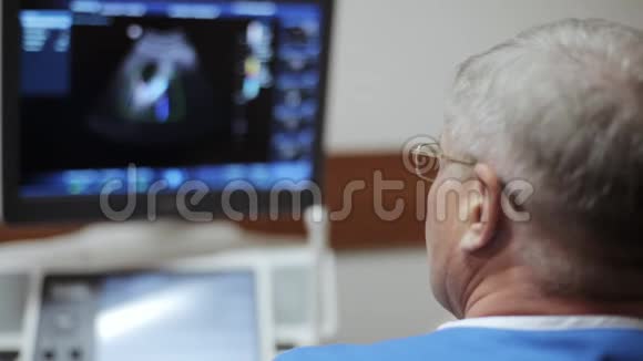 男医生在屏幕上做腹部超声检查视频的预览图