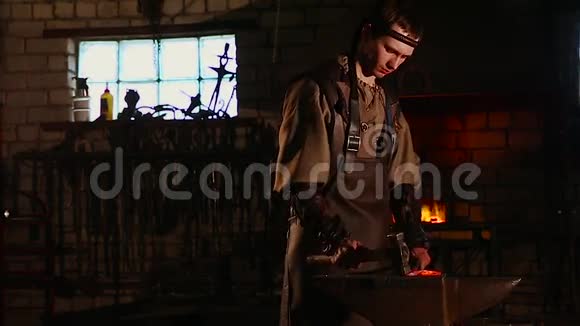 铁砧上铁匠铺里的白炽灯元素视频的预览图
