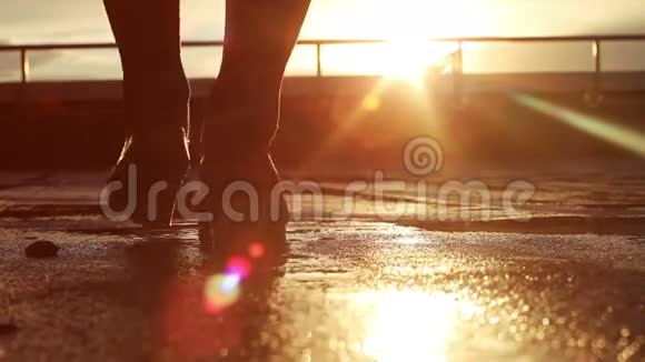 日落时分雨后路上女人的腿视频的预览图