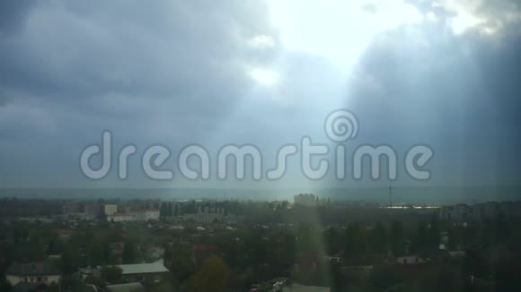 在城市的背景下天空阴沉乌云密布视频的预览图