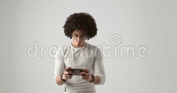 人在手机上玩游戏视频的预览图