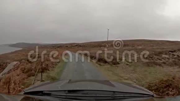 在拉塞岛苏格兰的单行道上行驶视频的预览图