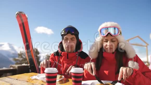 在山上的几个滑雪者在户外餐馆吃午饭滑雪场视频的预览图