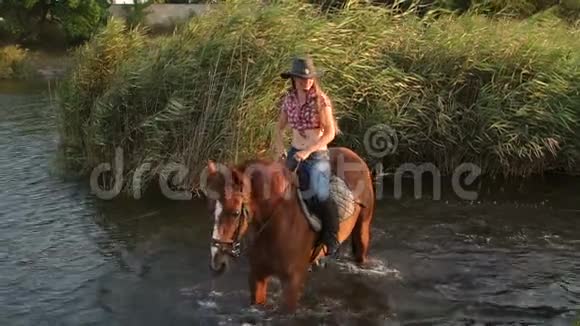 带着她的马在湖里游泳的年轻女人视频的预览图