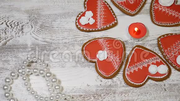夫妻关系的概念情人节的背景心形姜饼干烧茶烛和珍珠珠视频的预览图