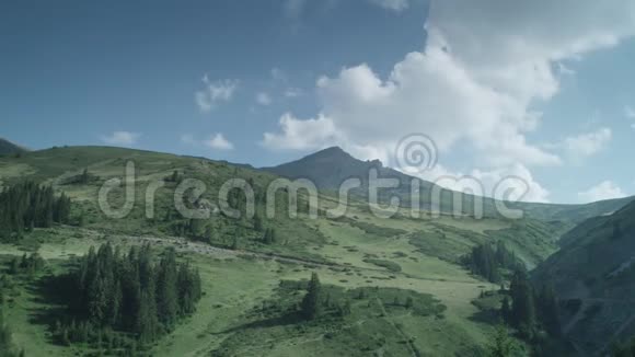 一些美丽的山脉的延时镜头视频的预览图
