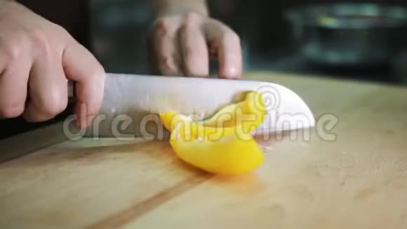 在砧板上切洋葱的人正上方的镜头厨房新鲜蔬菜的锁定镜头视频的预览图