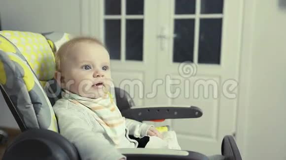 可爱的孩子用勺子吃美味的粥视频的预览图