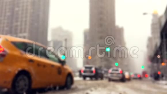 暴风雪中纽约街道上的交通视频的预览图