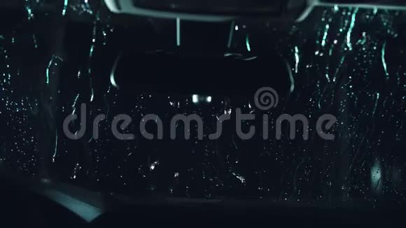 水滴沿着挡风玻璃流下一辆挡风玻璃汽车的内景深黑色电影画面进程阶段视频的预览图