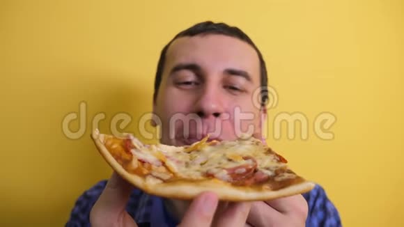 匹萨快乐的男人吃一片披萨的概念男性饥饿吃一片比萨饼慢动作视频生活方式视频的预览图