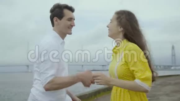 快乐的年轻夫妇一起跳舞老式的舞蹈浪漫夫妇视频的预览图