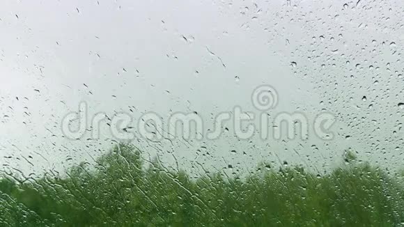 雨滴落在窗户上视频的预览图