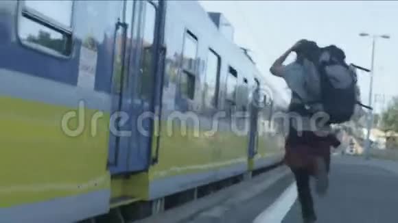 年轻人跑到火车上视频的预览图